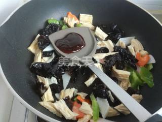 山药木耳炒腐竹的厨房做法(图文)