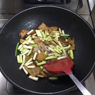 怎样自制一份小炒五花肉(图文教程)?