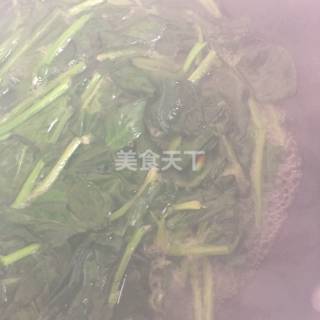 红油菠菜的厨房做法(图文)
