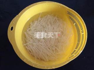 土豆丝芹菜叶汤的图示自制法