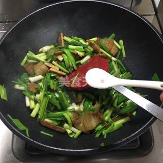 怎样自制一份小炒五花肉(图文教程)?