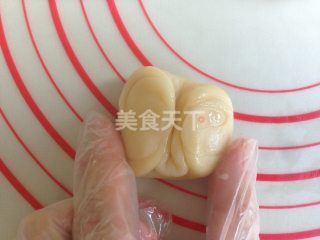 图:植物油版老婆饼的手工自制