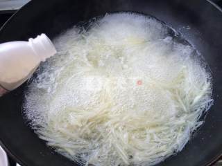土豆丝芹菜叶汤的图示自制法