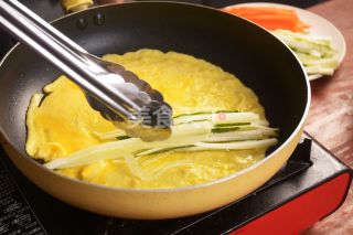 五彩鲜蔬虾饼的厨房手工做法(图解)