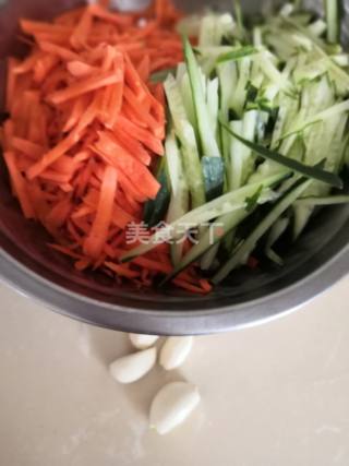 蔬菜加工:黄瓜胡萝卜丝的图解做法