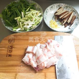 怎样自制一份小炒五花肉(图文教程)?