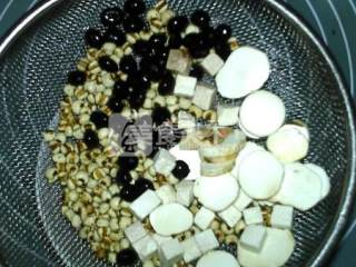 怎样自制一份补肾祛湿黑豆浆?