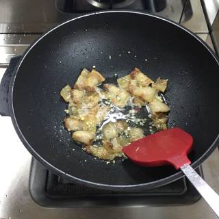 怎样自制一份小炒五花肉(图文教程)?