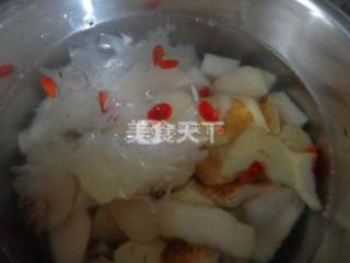 果汁饮品:银耳梨汁的手工自制