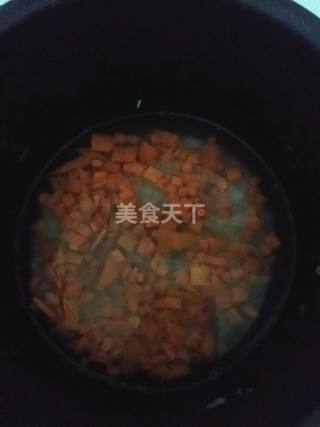 自制炫彩腊肠焖饭的手工做法(图示)