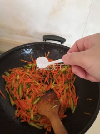 蔬菜加工:黄瓜胡萝卜丝的图解做法