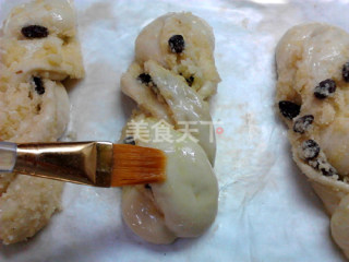 图解:椰蓉提子面包的手工自制法
