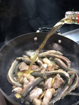 教程:怎样自制一份泥鳅烧肉(图文)?